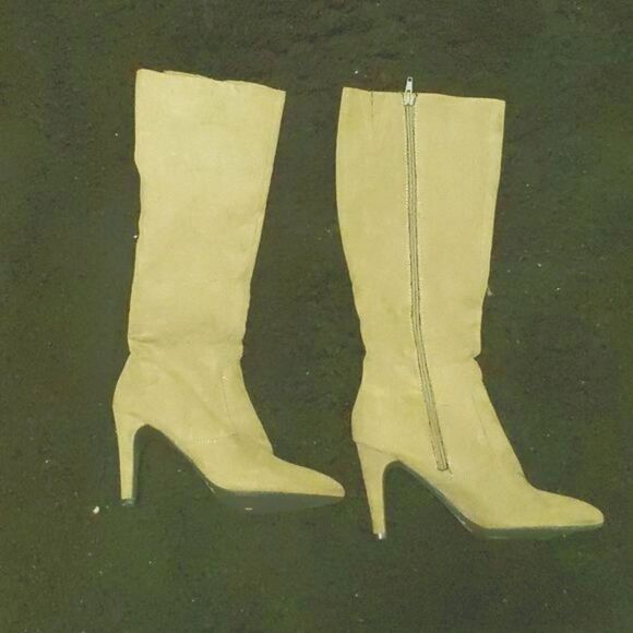 Faux suede boots, the pictures don't do them justice,  they are beautiful,! - Picture 1 of 3